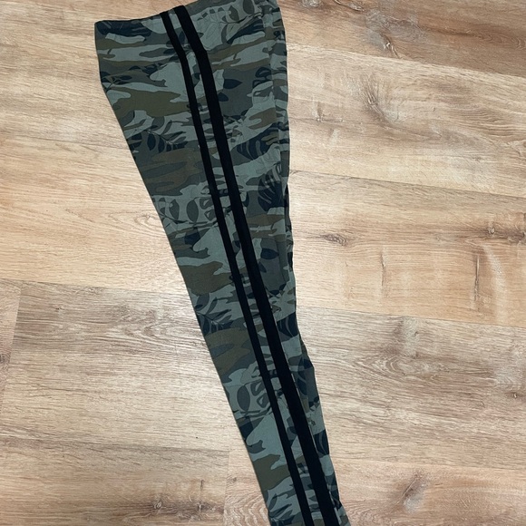 FREE w/ purchase! Express One Eleven camo leggings - Picture 4 of 6